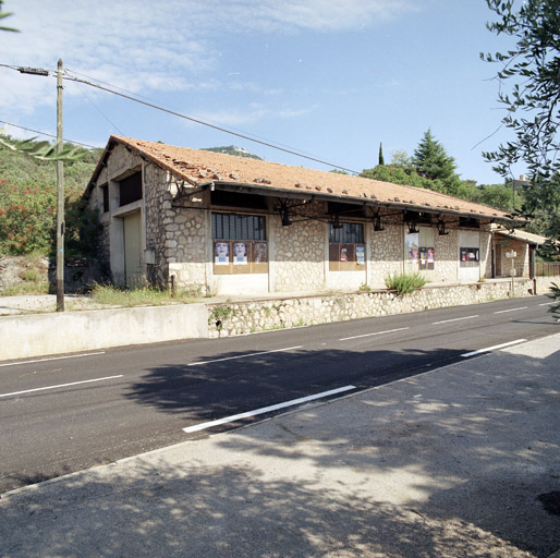 La gare du bas du téléphérique du Mont-Agel, vue de la route de Saint-Martin-de-Peille.