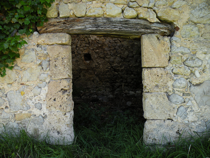 La Vigne. Porte d'étable : piédroits en pierre de taille de tuf et linteau monoxyle. (1995 B7 1134).