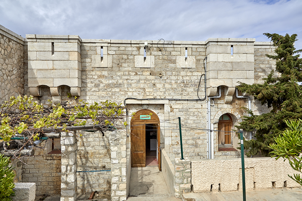 Batterie d'Endoume, face extérieure  sud-est du corps de garde crénelé, avec porte d'entrée 