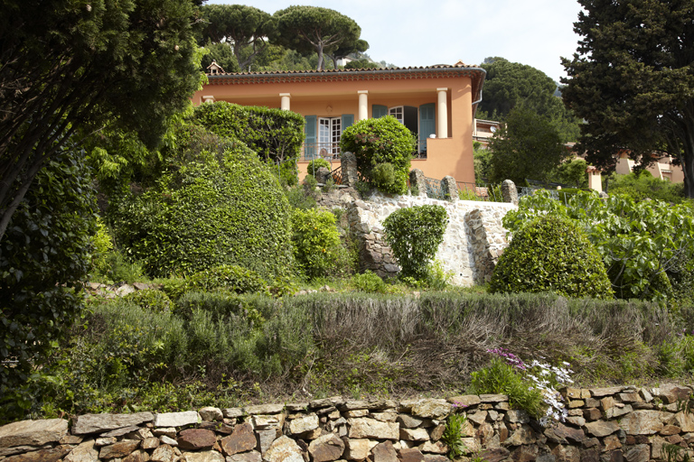 Vue de situation de la villa au-dessus des jardins en terrasse.