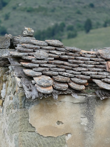 Couverture en tuile écaille, « cabanon » au Serre des Costes.
