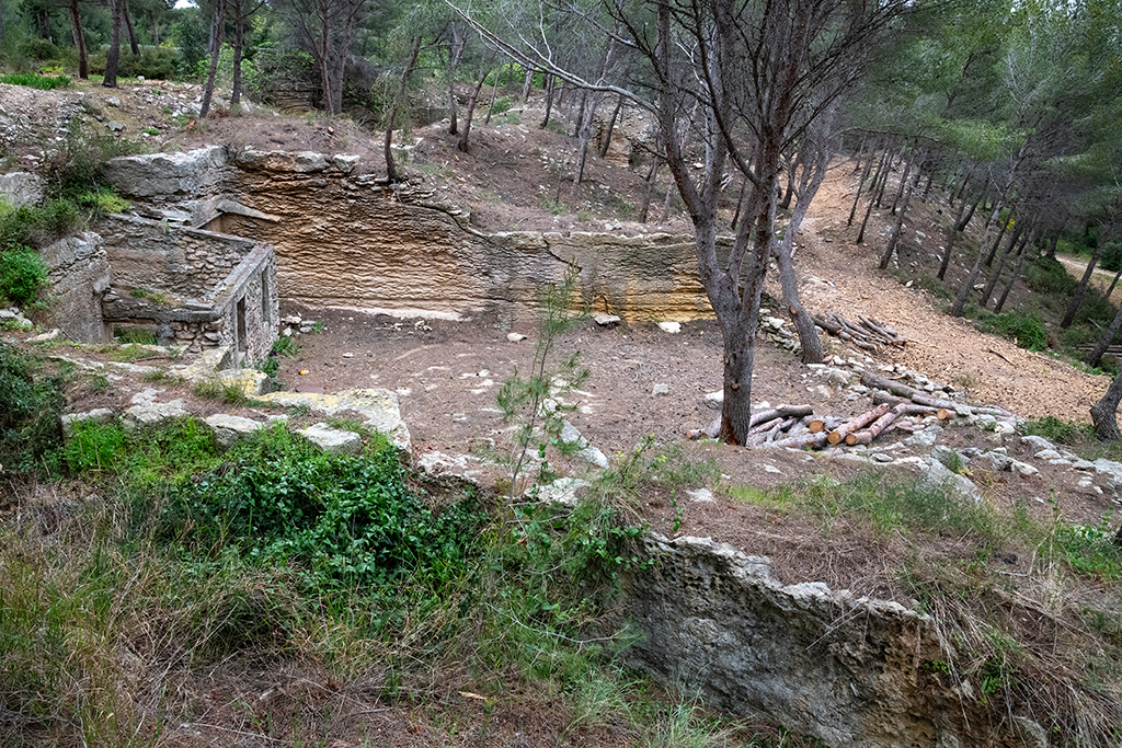 Abri adossé à une excavation de carrière, près  la quatrième cuve de la batterie française de 138mm 