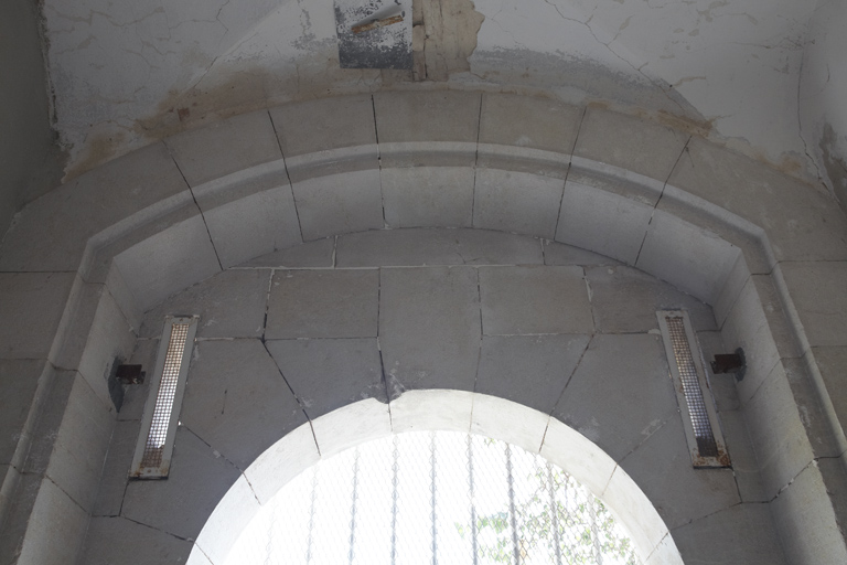 Caserne, poterne sud, détail de l'arrière-voussure.