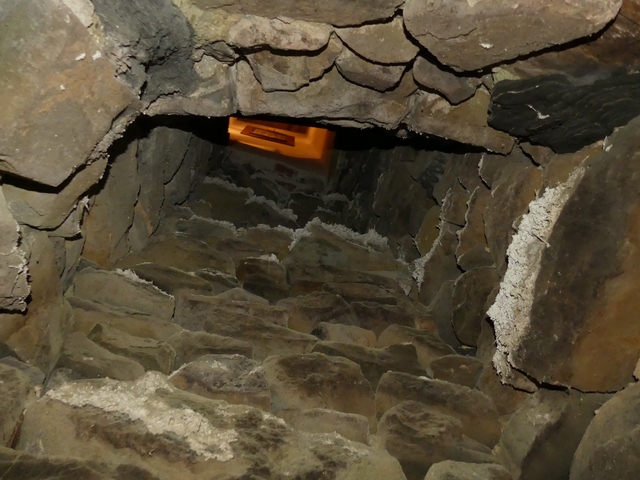 Rez-de-chaussée, resserre (cachot ?) installée sous l'escalier. Cheminée d'aération.