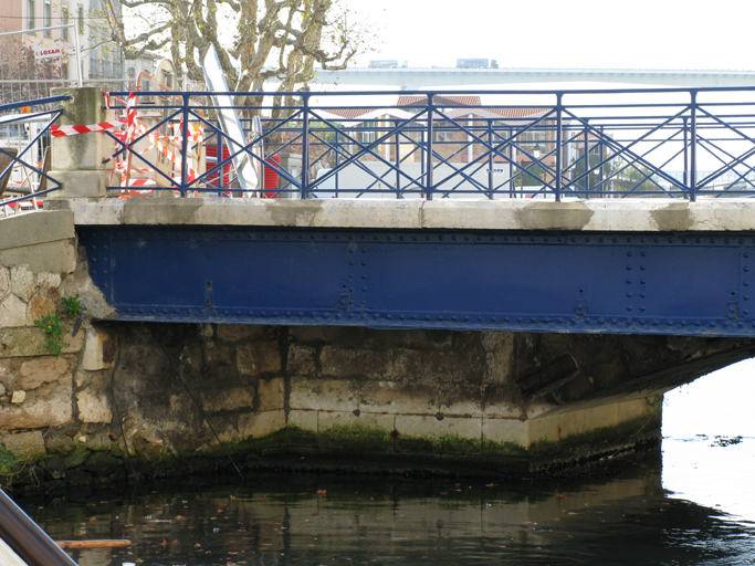petit pont est sur le canal Saint-Sébastien, dit pont Saint-Sébastien