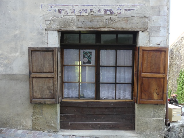 Elévation ouest, premier niveau. Porte de l'épicerie et enseigne peinte.