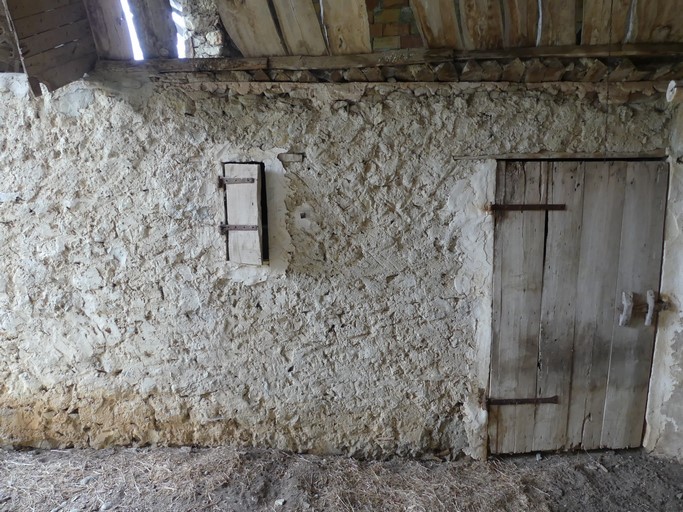 Porte et jour de poulailler, façonnés au mortier de gypse. Ferme de Pré Paradis (Ribiers).