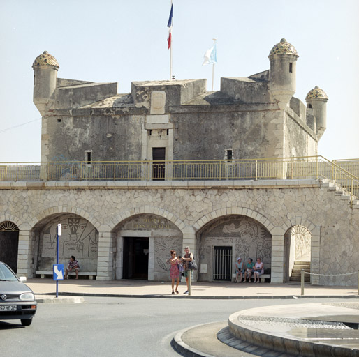 Façade nord de la tour, porte d'origine à l'étage, portes du rez-de-chaussée à arcades XIXe siècle.