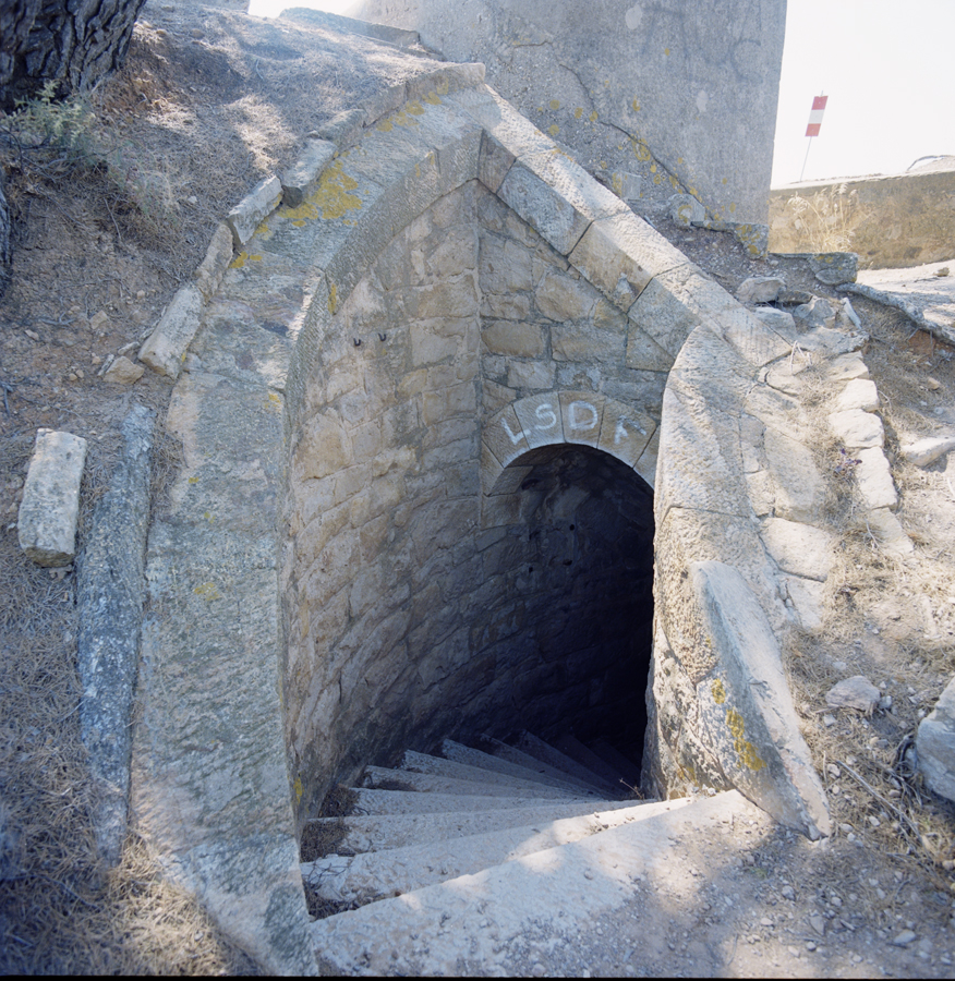 Trémie courbe de sortie de l'escalier d'accès au chemin de ronde à flanc de banquette.