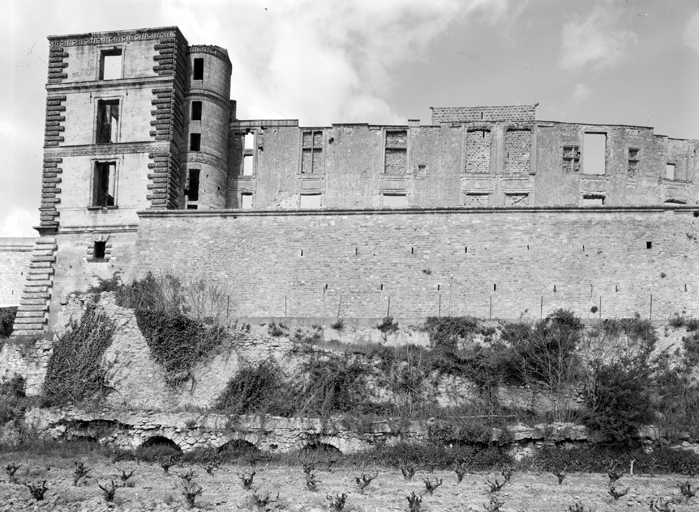 Orangerie, terrasse 2. Au premier plan, extrémité de l'aqueduc de la terrasse 2.