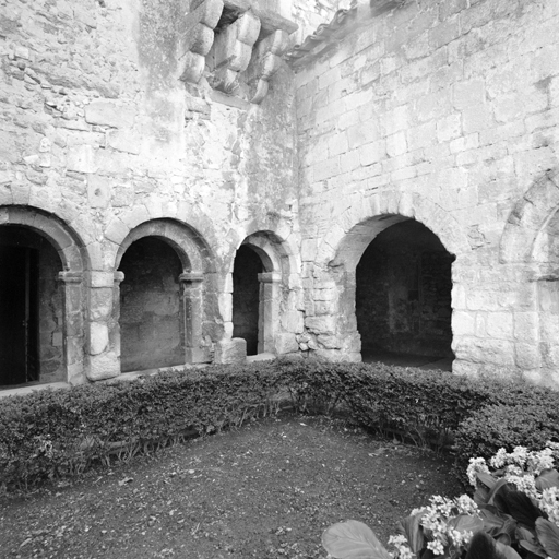 Cloître. Détail : angle sud-est, élévations sur le préau.