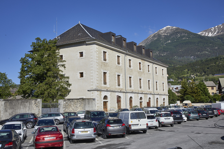Quartier militaire Sud-Est d'Embrun, façade principale Est et mur-pignon sud du magasin des vivres