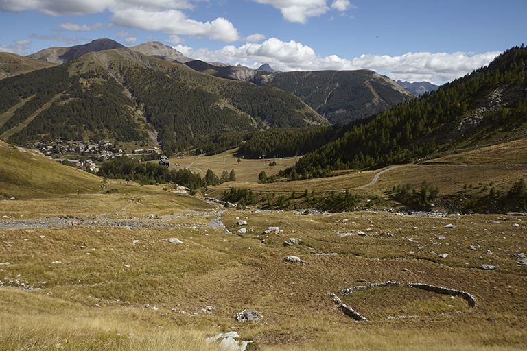 L'enclos à moutons et les ruines de la cabane de l'Aiguille (à gauche) dans le massif des Trois Evêchés (Allos).