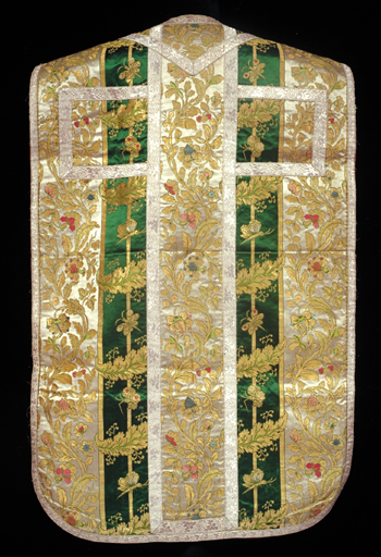 Chasuble de l'ensemble chasuble, étole, bourse de corporal et voile de calice (ornement blanc). Vue générale du dos.