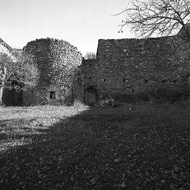 Tour ouest de l'enceinte villageoise de Saint-André-de-Rosans. Vue prise en 1980.