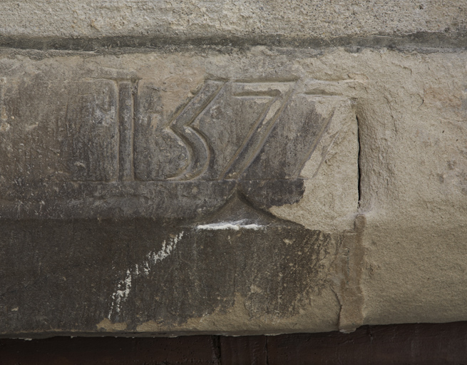 La date 1577 rue Saint-Jean. Le 5 a été recreusé pour faire penser à un 3 puis rebouché. Les traits doubles laissent penser que cette date était pensée pour être taillée en réserve.