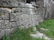 Mur de soutènement d'une cour, en pierre sèche. Ferme au quartier de la Flogère (Ribiers).