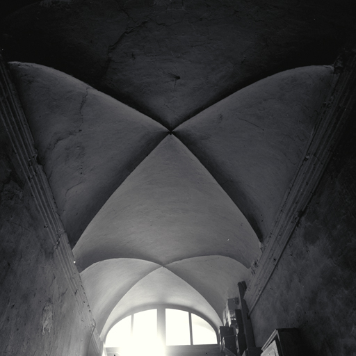 Vestibule. Voûte en berceau avec simulation de voûtes d'arêtes en plâtre.