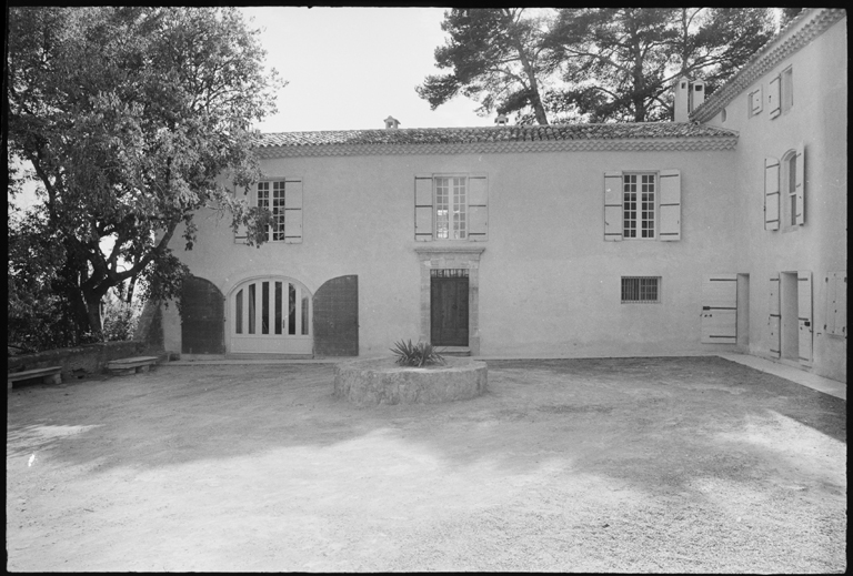 Aile sud. Façade sur cour vue du nord.