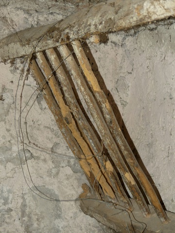 Premier étage de soubassement, étable. Mur nord, râtelier.