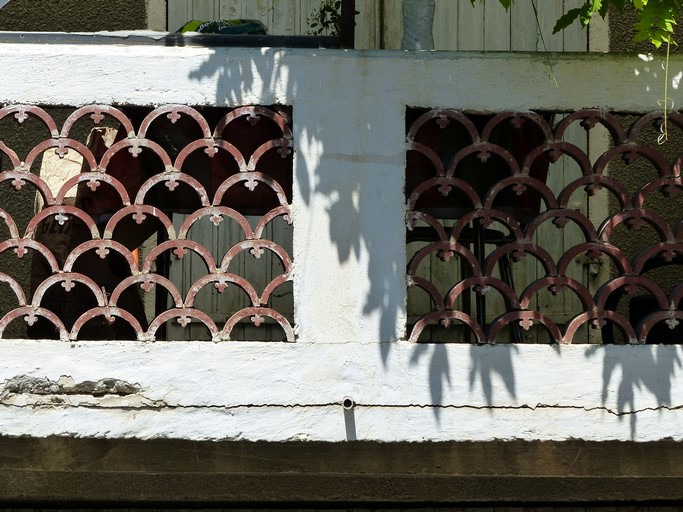 Balcon avec garde-corps en claustra de béton et terre cuite. Maison au Plan de Châteauneuf-de-Chabre.