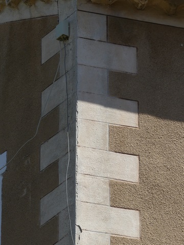 Angle sud-ouest, décor peint de fausse chaîne harpée.