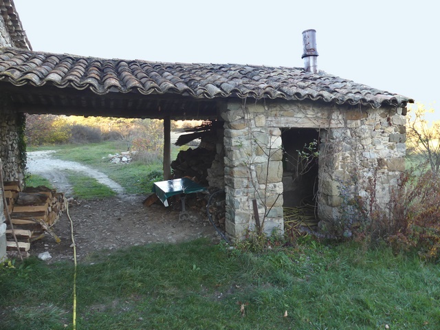 Fournil et porche. Vue d'ensemble prise du sud.