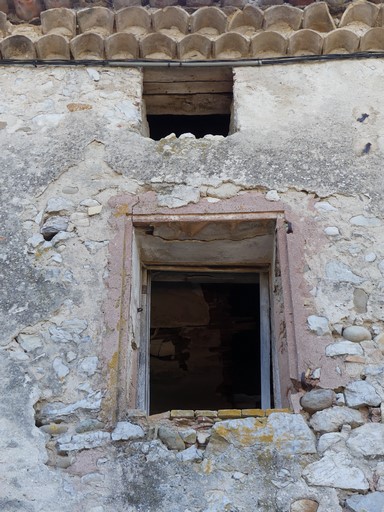 Fenêtre de logis et jour de fenil-séchoir, avec encadrements façonnés au mortier de gypse. Maison située au hameau des Chabanons (Ribiers, parcelle 1984 I1 357).