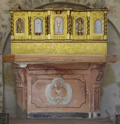 Ensemble du maître-autel : autel-tombeau, deux gradins d'autel, tabernacle