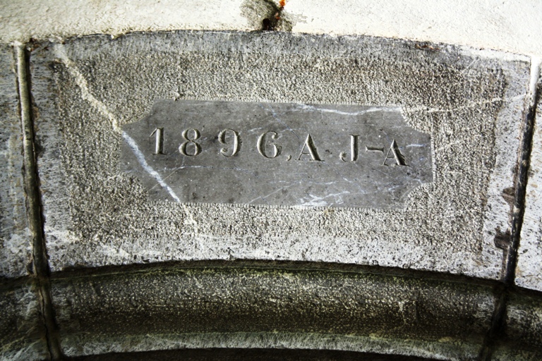 Ferme près de Chaumie Bas (IA04002137). L'encadrement de l'entrée du logis présente l'inscription gravée suivante : "1896, A J-A".