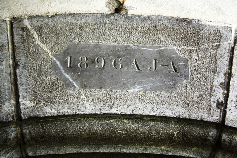 Ferme près de Chaumie Bas (IA04002137). L'encadrement de l'entrée du logis présente l'inscription gravée suivante : "1896, A J-A".
