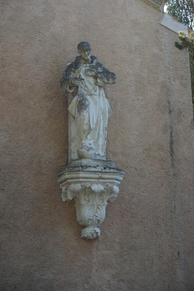 Détail de la statue de Saint-Bruno depuis l'ouest.