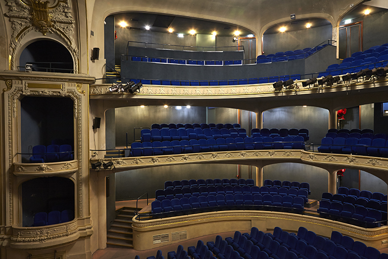 Théâtre. Loges d'avant-scène et balcons côté cour.