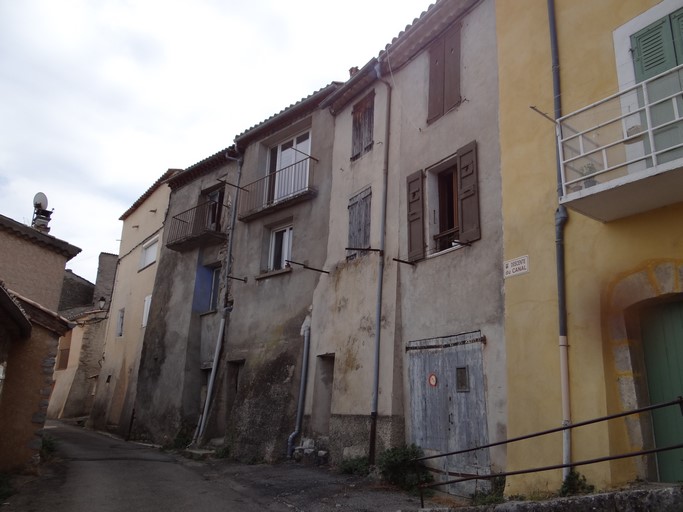 Ilot de maisons mitoyennes, rue des Granges à Ribiers.