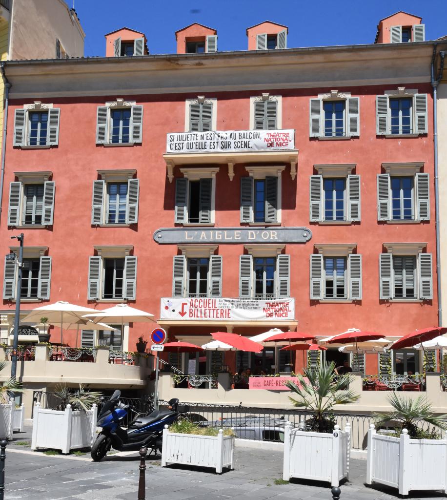 partie du couvent des Franciscains, devenue auberge puis hôtel de voyageurs de L'Aigle d'or, puis siège d'une organisation syndicale, actuellement siège du Centre Dramatique National de Nice