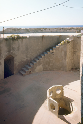 Etage supérieur de la tour, vue intérieure. A gauche, débouché du corridor d'entrée. Au centre, escalier d'accès au parapet d'infanterie. En bas : oeil de la voûte.