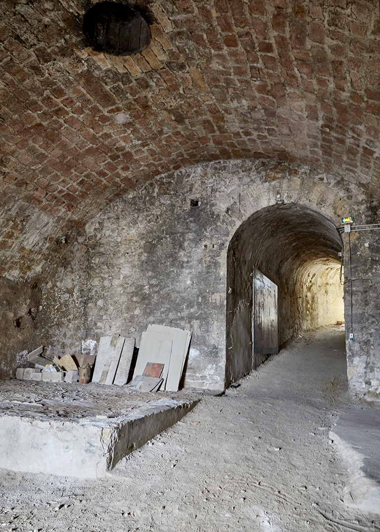 Fort Ganteaume : salle souterraine de la porte Marine et couloir voûté montant vers la Place d'armes.