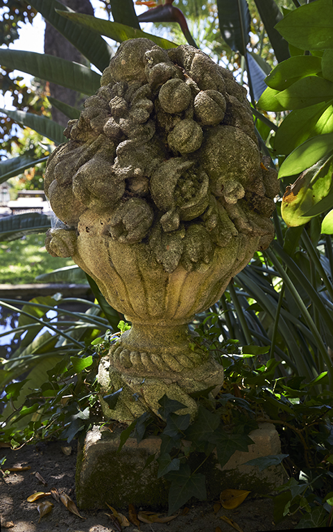 Vase décoratif de jardin : Corbeille de fruits et de fleurs