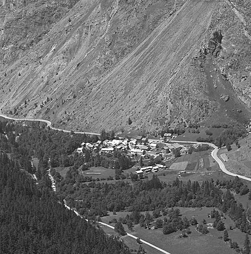 Vue prise de l'est. Ce hameau est le seul de la commune à occuper un site de fond de vallée.