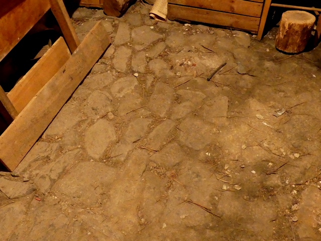 Partie sud. Etage de soubassement, resserre. Sol caladé.