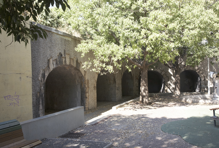 Front ouest : intérieur à niches-acade des face et flanc droit de l'ancien bastion sud-ouest.