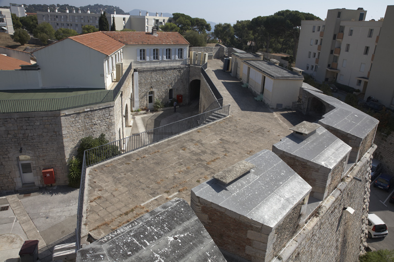 Bastion 2: cour intérieure, chemin de ronde et parapet, vu du cavalier.