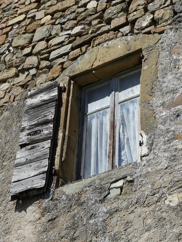 Elévation est, deuxième niveau. Fenêtre équipée de contrevents en planches croisées.