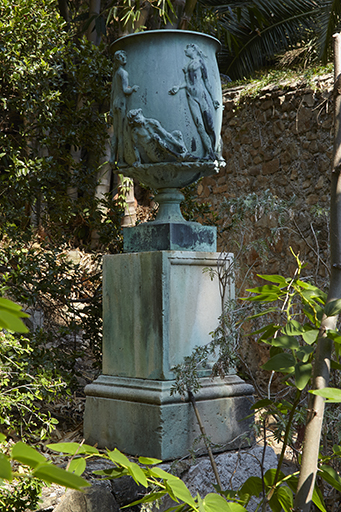 Le vase décoratif de jardin de Gustav Natorp qui a été représenté sur l'un des panneaux décoratifs.