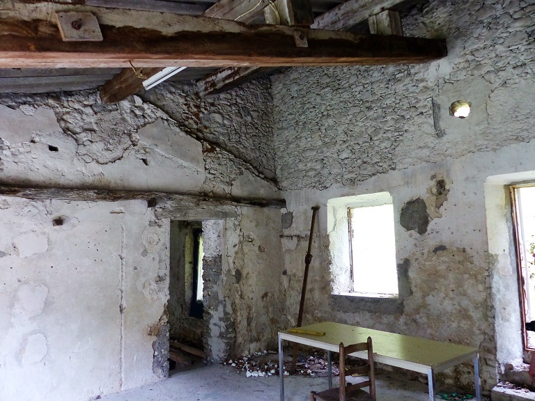 Maison-bloc, bâtiment 1. Rez-de-chaussée surélevé, pièce nord. Mur nord, traces de l'ancienne toiture à longs pans. 