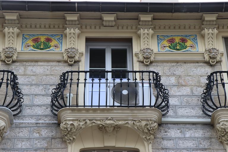 immeubles en série (série de 3) devenus ensuite hôtels de voyageurs sous le nom de Maison Ribeyre et de Touring hôtel, actuellement redevenus immeubles