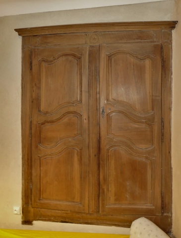 Bâtiment du logis. Etage, chambre centre-est. Mur nord, façade d'armoire remployée en placard-niche.