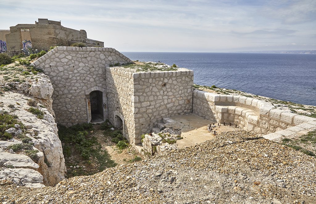 Batterie annexe, extrémité ouest, 4e emplacement de canon, traverse et abri enterré fermant le chemin de ronde 