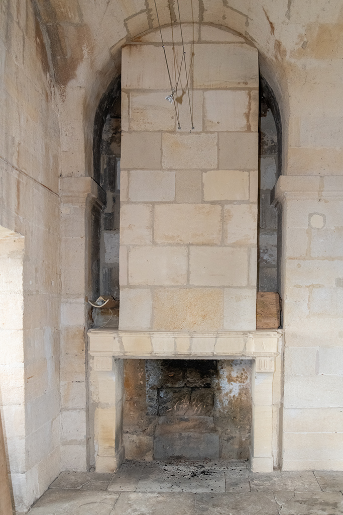 Tour Saint-Louis, intérieur, niveau 3, détail de la travée d'angle intégrant une cheminée.