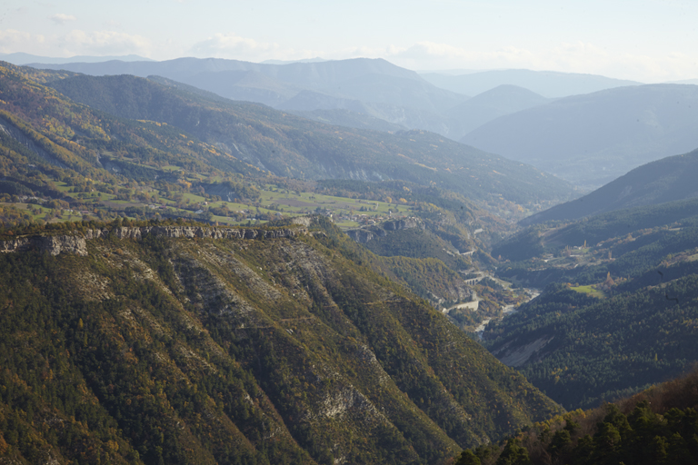 La vallée de la Vaïre depuis la route départementale 32 menant à Peyresq au nord. 